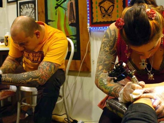 Tatuaggi e piercing: esperti lanciano l'allarme, rischio infezioni ed epatiti in un caso su quattro