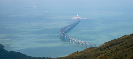 Cina: Xi Jinping ha inaugurato il ponte che collega Hong-Kong e Zhuhai. È il più lungo del mondo