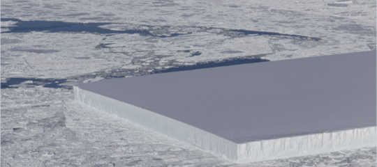 La meravigliosa normalità di un iceberg perfettamente rettangolare