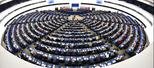 Il Parlamento Europeo chiede ai Paesi dell’Ue di interdire i gruppi neofascisti e neonazisti