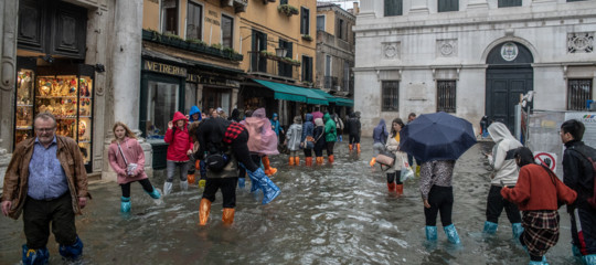 Scuole chiuse e viabilità in tilt per il maltempo. Cosa sta succedendo in Italia