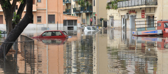 Scuole chiuse e viabilità in tilt per il maltempo. Cosa sta succedendo in Italia