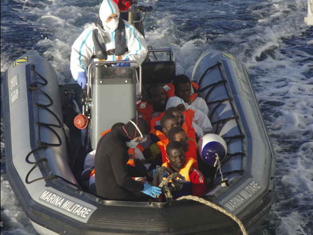 Migranti: 1. 020 profughi a Pozzallo, gommone spiaggiato su coste Salento