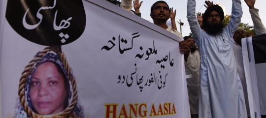 Asia Bibi non può lasciare il Pakistan. E il suo avvocato è fuggito