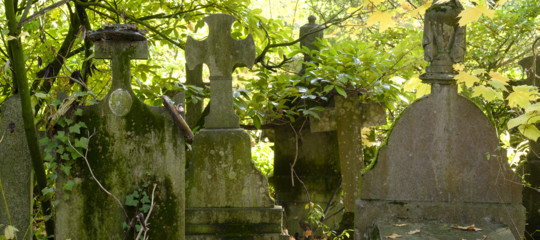 Il caso del cimitero monzese con le tombe troppo piccole