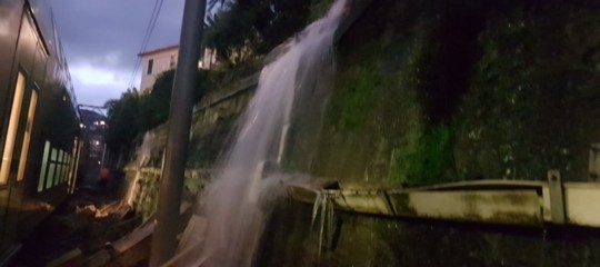 Maltempo: una frana svia un treno regionale a Santa Margherita, nessun ferito