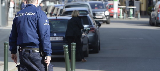 Bruxelles uomo armato