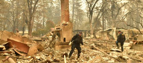 Record di vittime negli incendi in California, i morti sono 42