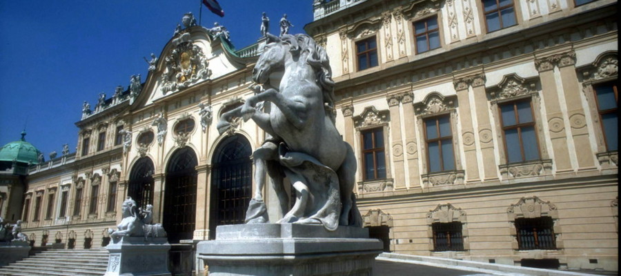 A Vienna abbattono edifici storici per far posto a un grattacielo