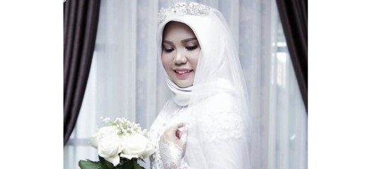 "Per sempre" nonostante tutto. Lui muore e lei posa con l'abito da sposa