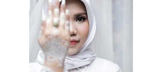"Per sempre" nonostante tutto. Lui muore e lei posa con l'abito da sposa