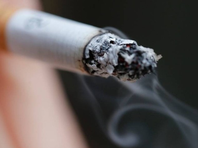Tumori: quasi la metà dei decessi causata da sigarette