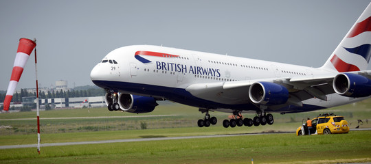 Il vicino è troppo grasso, passeggero fa causa alla British Airways