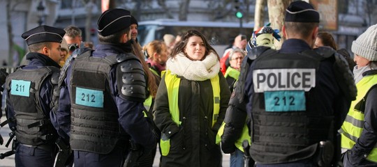 Francia: ancora blocchi dei 'gilet gialli' e violenze, in 24 ore 409 feriti