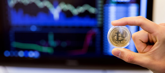 Bitcoin: il prezzo scende sotto i 4.000 dollari, ai minimi da 14 mesi