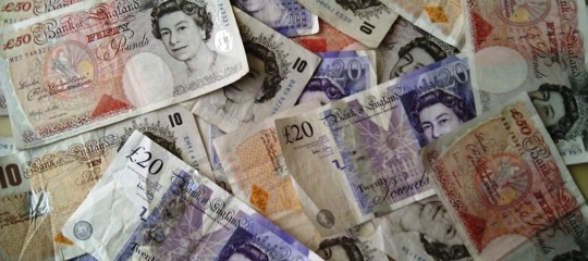 Più di mille sterline l'anno per ogni cittadino britannico: è il conto della Brexit