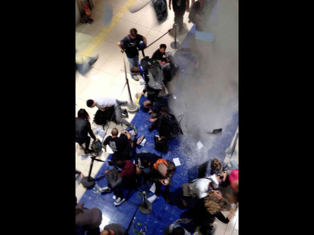 iPhone 6: blitz a Roma, uova e farina sui clienti in fila - Video