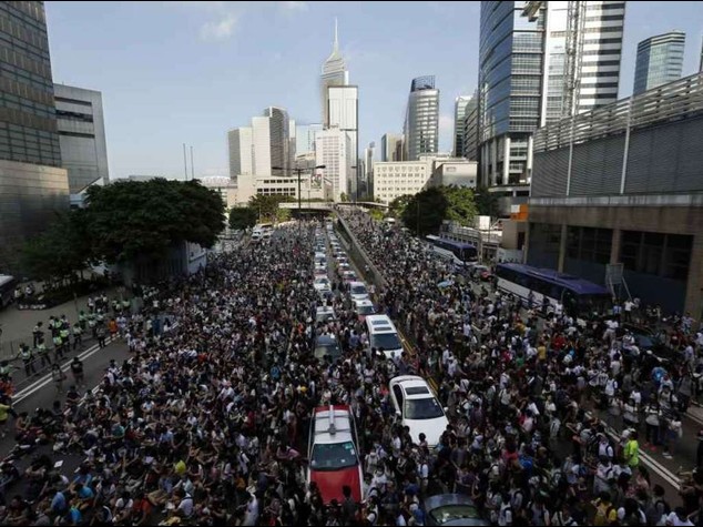 Hong Kong, dilaga la protesta Il governatore, "via dalle strade"