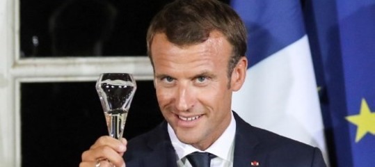 Macron rifà il look all'Eliseo. E non sembra a tutti il momento opportuno
