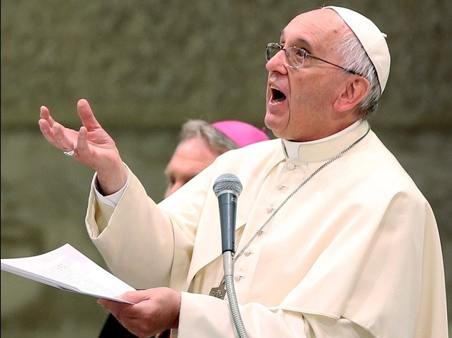 Papa: attentato a vita lasciar morire migranti, eutanasia e aborto