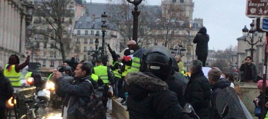 Gilet gialli: 412 fermi e 133 feriti per scontri a Parigi. Oggi vertice con Macron