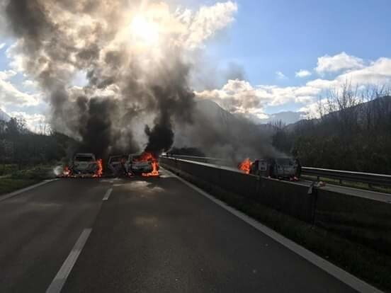 Assalto da 2 milioni a un portavalori, parte del bottino distrutto dal fuoco