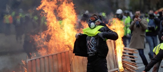 gilet gialli macron proteste parigi