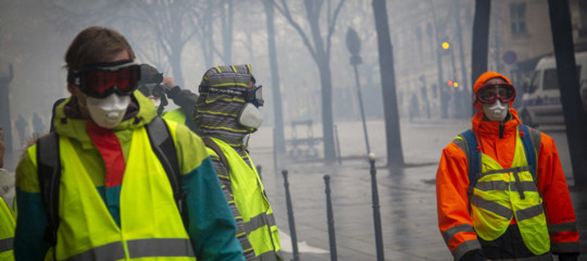 I gilet gialli assediano Parigi