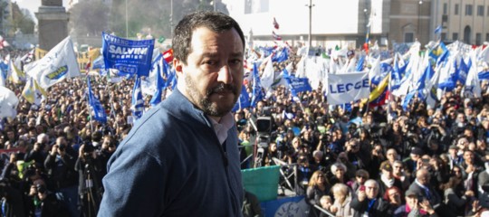 Citazioni, musiche e orizzonti della piazza di Salvini, che guarda già oltre la Lega