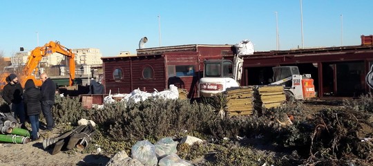 Al Lungomuro di Ostia è stato demolito uno stabilimento abusivo