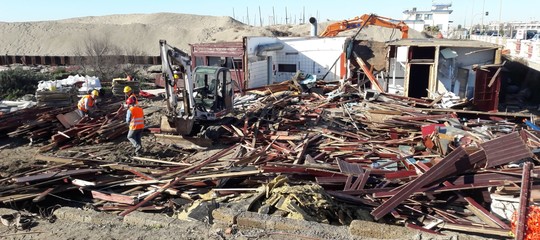 Al Lungomuro di Ostia è stato demolito uno stabilimento abusivo