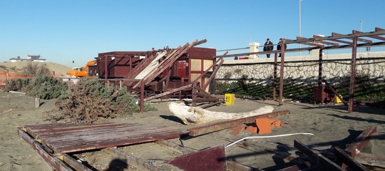 Al Lungomuro di Ostia è stato demolito uno stabilimento abusivo