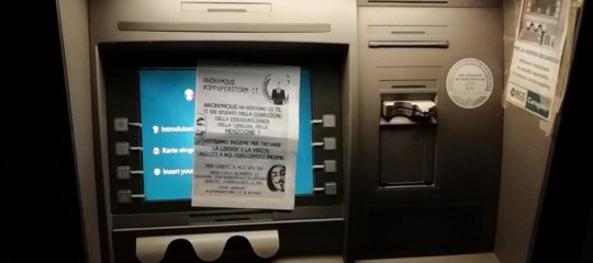 Anonymous prende di mira i bancomat ma con semplici volantini incollati