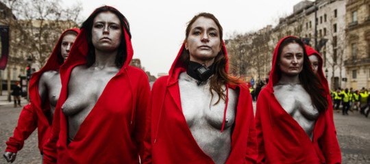 Gilet gialli manifestazioni seno nudo