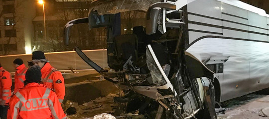 Svizzera, si schianta un pullman proveniente da Genova: morta donna, 44 i feriti