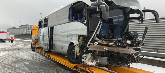 Svizzera, si schianta un pullman proveniente da Genova: morta donna, 44 i feriti