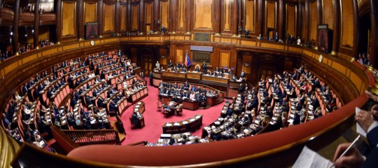 Il caos causato dallo slittamento del maxiemendamento al Senato