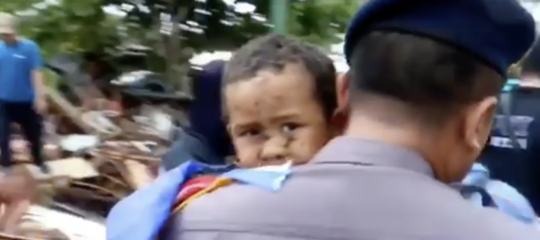 Indonesia tsunami bambino salvato