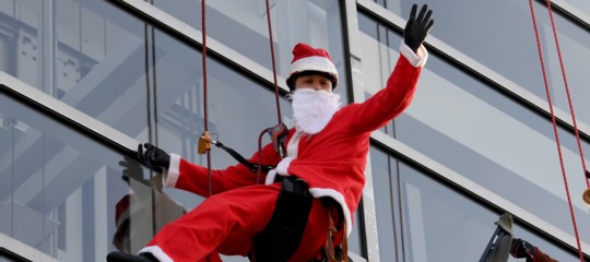 Babbo Natale passa dall'Axa: stipendio doppio ai dipendenti (ma è un errore)