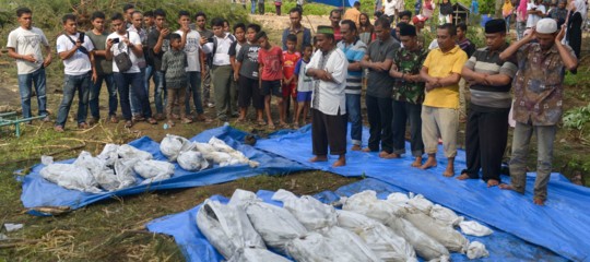 Le vittime dello tsunami in Indonesia sono salite a 373