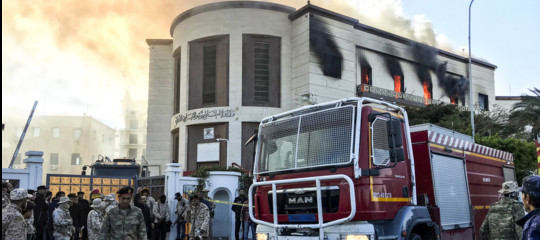 Cosa sappiamo finora dell'attacco kamikaze al ministero degli Esteri in Libia