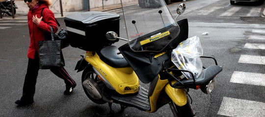 Ruba la moto del postino, ma è senza casco e lo arrestano