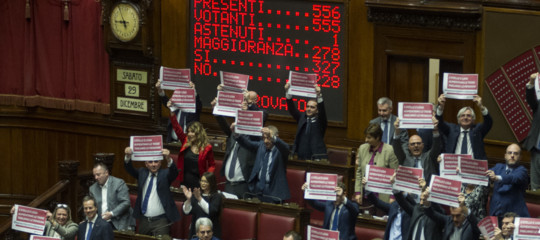 manovra approvata fiducia