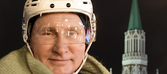 Putin ha giocato a hockey sulla Piazza Rossa. E ha vinto