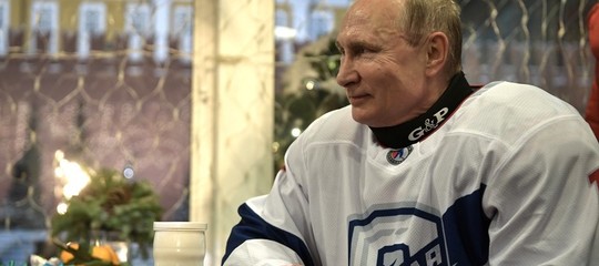 Putin ha giocato a hockey sulla Piazza Rossa. E ha vinto