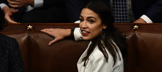 Usa: le attribuiscono un selfie di nudo e Ocasio Cortez protesta
