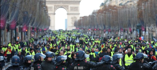 Tramonta l'asse tra Di Maio e Gilet gialli. E in Francia nascono i 'Foulard rossi'