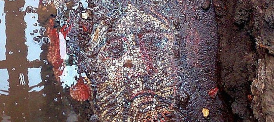 In Turchia c'è un mosaico romano in mezzo alla spazzatura