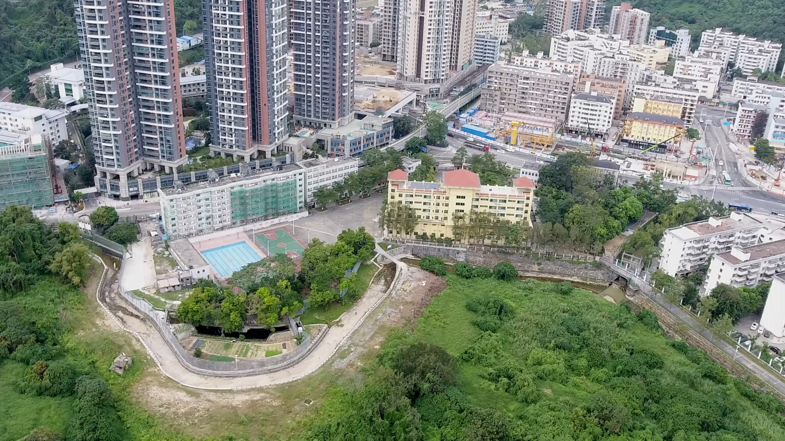 Villaggi di Hong Kong minacciati da un piano di sviluppo tecnologico, con demolizioni e nuove costruzioni