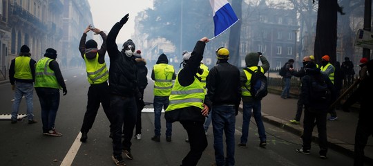 Gilet gialli: giornalisti picchiati dai manifestanti a Rouen